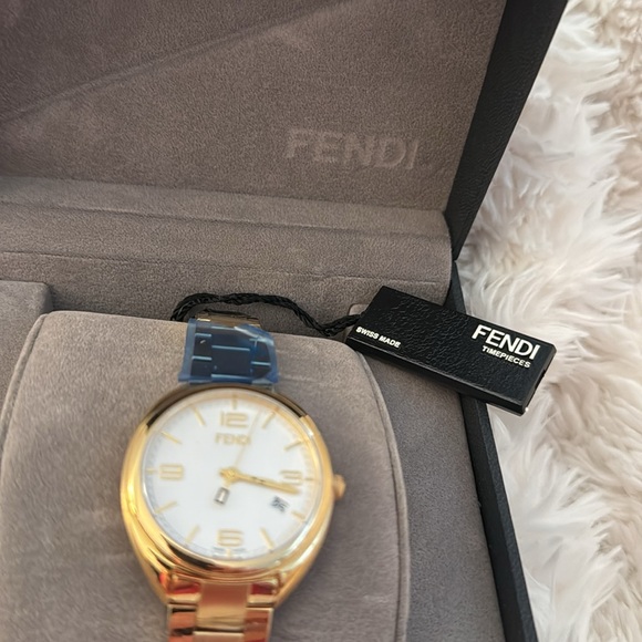 Fendi Gold Momento Ladies Watch
Model F211434000 NEW - Picture 5 of 9